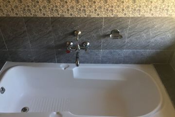 Deep soaking bathtub