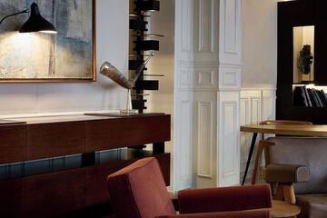 Lobby lounge