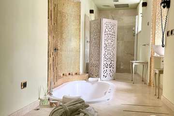 Private spa tub