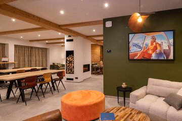 Lobby lounge