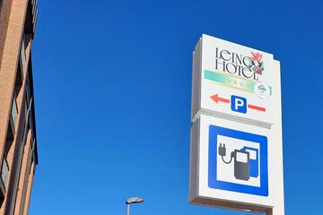Electric vehicle charging station