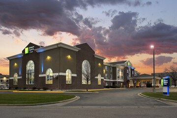 Holiday Inn Express & Suites Brookings by IHG