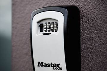 Check-in/check-out kiosk