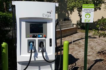 Electric vehicle charging station