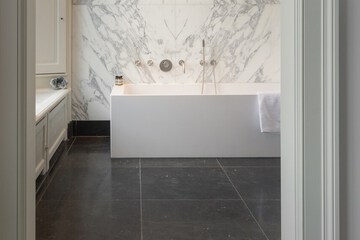 Deep soaking bathtub