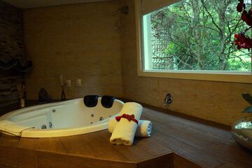 Deep soaking bathtub
