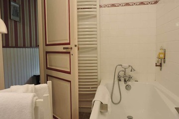 Deep soaking bathtub