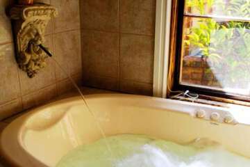 Deep soaking bathtub