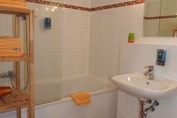 Deep soaking bathtub