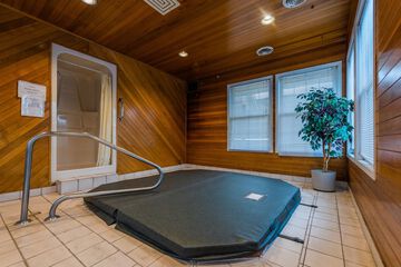 Indoor spa tub