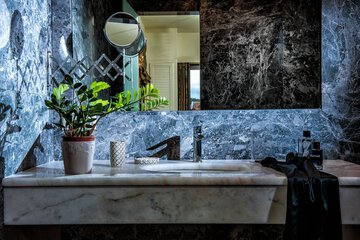 Bathroom sink