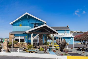 Oceanside Inn & Suites a Days Inn by Wyndham