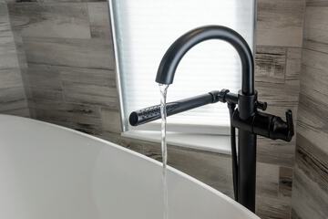 Deep soaking bathtub