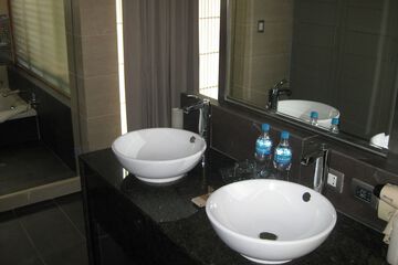 Bathroom sink