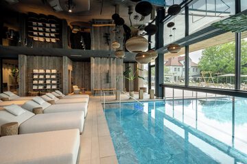 Indoor/outdoor pool