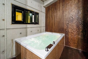 Private spa tub