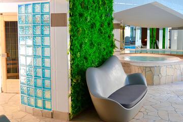 Indoor spa tub