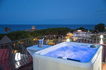 Outdoor spa tub