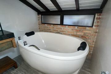 Deep soaking bathtub