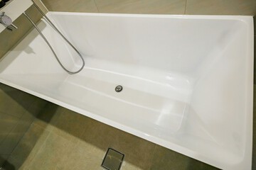 Deep soaking bathtub