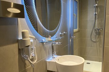 Bathroom sink