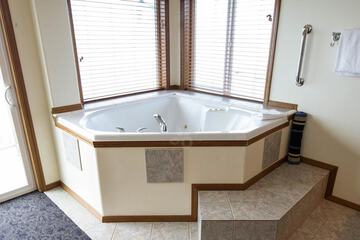 Jetted tub