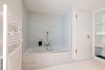 Deep soaking bathtub