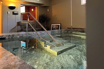 Indoor/outdoor pool