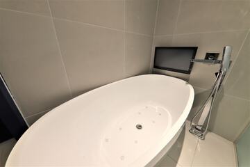 Deep soaking bathtub