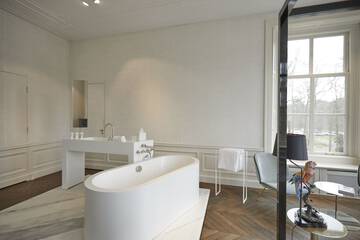 Deep soaking bathtub
