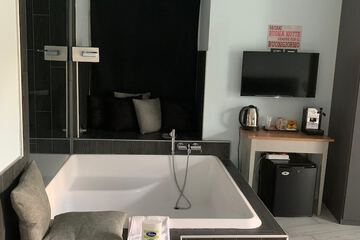 Private spa tub
