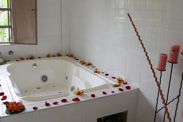 Jetted tub