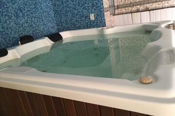 Indoor spa tub
