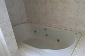 Jetted tub