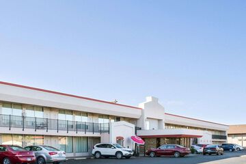 Econo Lodge Wall