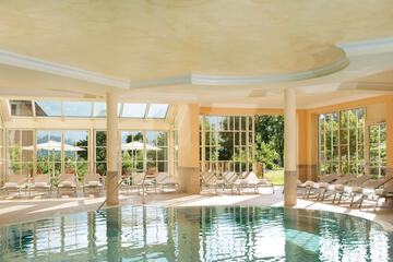Indoor/outdoor pool