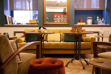 Lobby lounge