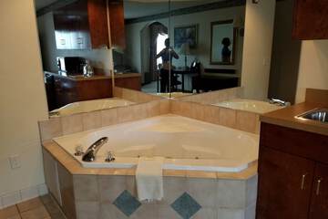 Deep soaking bathtub