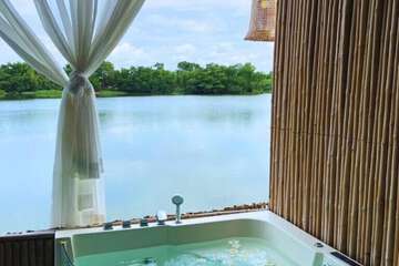 Deep soaking bathtub