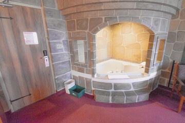 Deep soaking bathtub