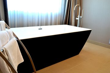 Deep soaking bathtub