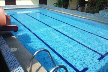 Indoor/outdoor pool