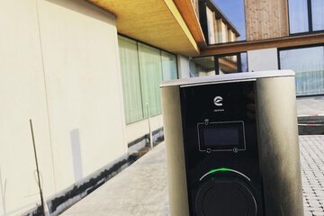 Electric vehicle charging station