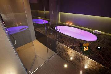 Deep soaking bathtub