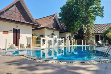 Indoor/outdoor pool