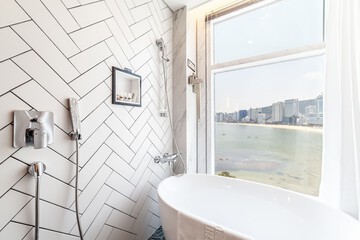 Deep soaking bathtub