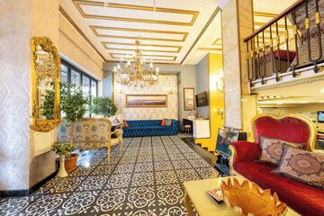 Lobby lounge