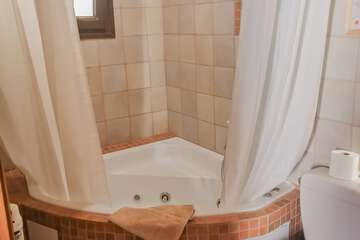 Deep soaking bathtub