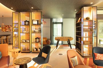 Lobby lounge