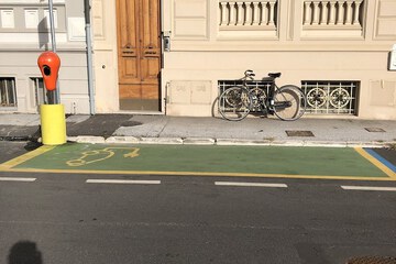 Electric vehicle charging station